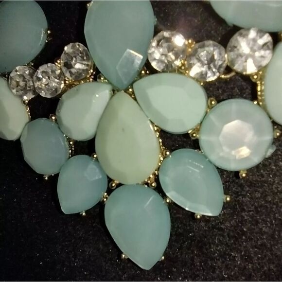 Mint Green Bib Necklace Faceted Lucite Teardrop Bead GoldTone Cluster 16" EUC - Picture 4 of 6